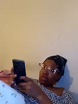 Snapshot of madamsensuale chatting on January 7, 11:24 pm madamsensuale online show from January 7, 11:24 pm