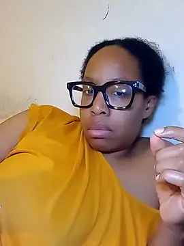 Snapshot of madamsensuale chatting on February 4, 3:00 am madamsensuale online show from February 4, 3:00 am