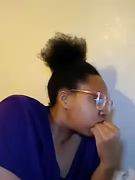 Snapshot of madamsensuale chatting on February 13, 5:05 am madamsensuale online show from February 13, 5:05 am