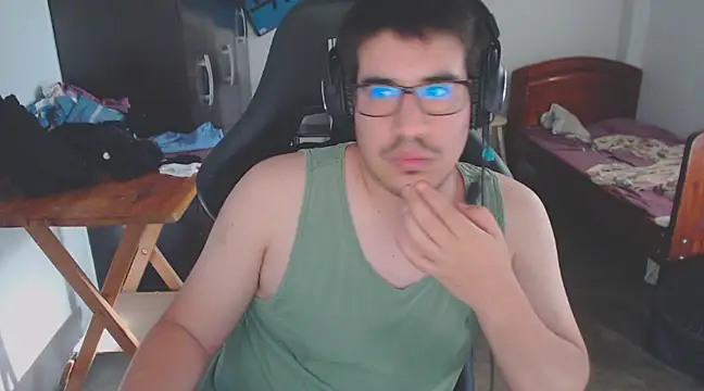 Snapshot of thealfawolf01 chatting on March 1, 9:48 pm thealfawolf01 online show from March 1, 9:48 pm