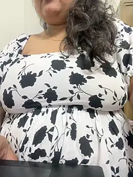 Snapshot of smile_pretty chatting on February 20, 9:53 pm smile pretty online show from February 20, 9:53 pm