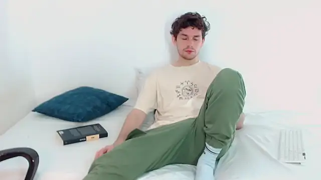 Snapshot of Elio555 chatting on December 12, 3:27 pm Elio555 online show from December 12, 3:27 pm