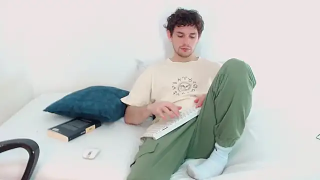 Snapshot of Elio555 chatting on December 12, 6:31 pm Elio555 online show from December 12, 6:31 pm