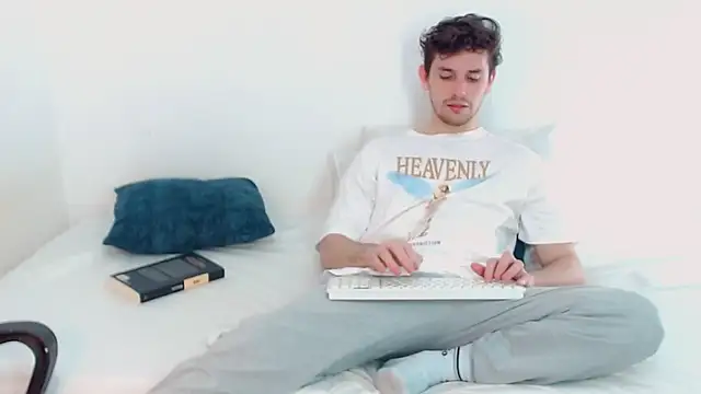 Snapshot of Elio555 chatting on December 13, 11:28 pm Elio555 online show from December 13, 11:28 pm