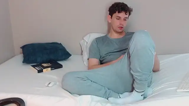 Snapshot of Elio555 chatting on December 20, 5:57 am Elio555 online show from December 20, 5:57 am