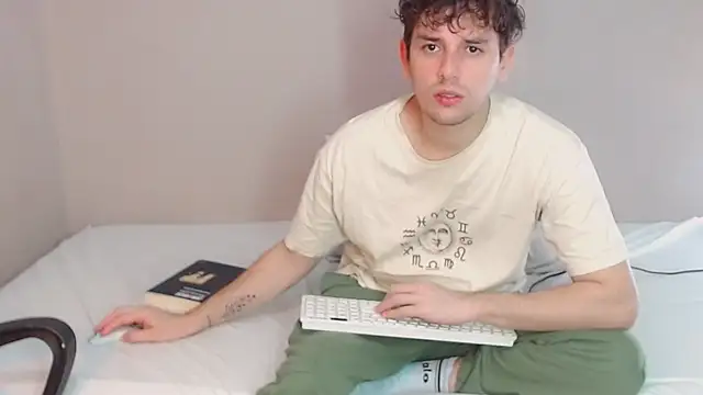 Snapshot of Elio555 chatting on January 8, 11:41 pm Elio555 online show from January 8, 11:41 pm