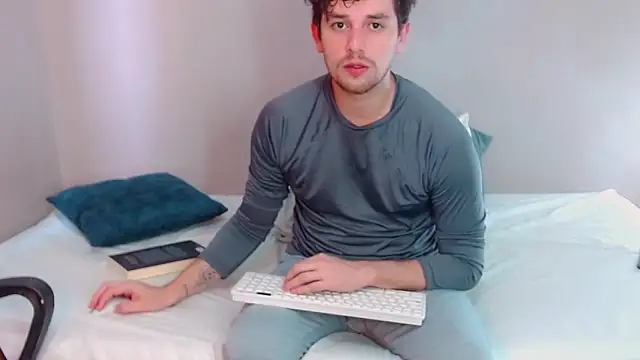 Snapshot of Elio555 chatting on January 25, 8:31 pm Elio555 online show from January 25, 8:31 pm