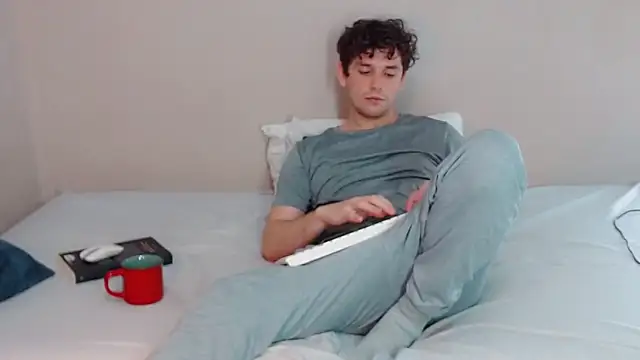 Snapshot of Elio555 chatting on February 2, 8:51 pm Elio555 online show from February 2, 8:51 pm