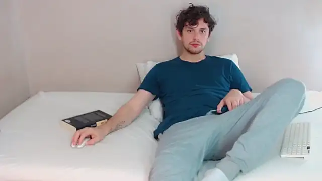 Snapshot of Elio555 chatting on February 22, 10:42 pm Elio555 online show from February 22, 10:42 pm