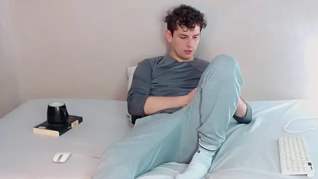 Snapshot of Elio555 chatting on March 2, 12:09 am Elio555 online show from March 2, 12:09 am