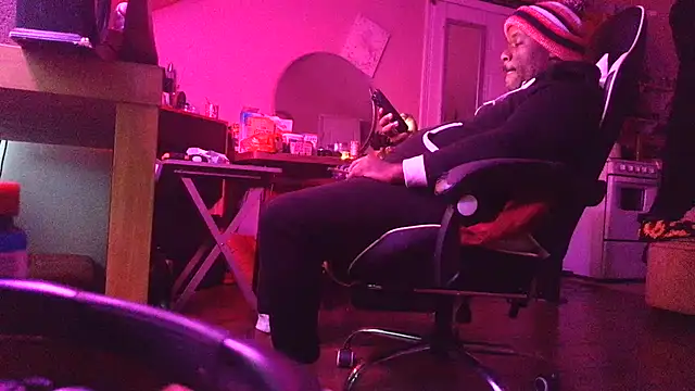 Snapshot of bigshh8 chatting on December 4, 3:21 pm bigshh8 online show from December 4, 3:21 pm