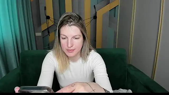 EmilyWalkeri online show from March 30, 7:09 am