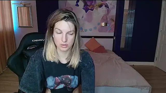 Snapshot of EmilyWalkeri chatting on June 28, 7:58 am EmilyWalkeri online show from June 28, 7:58 am