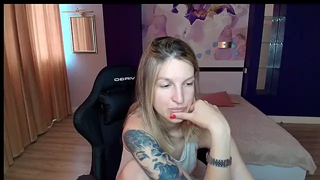 Snapshot of EmilyWalkeri chatting on July 2, 7:25 am EmilyWalkeri online show from July 2, 7:25 am