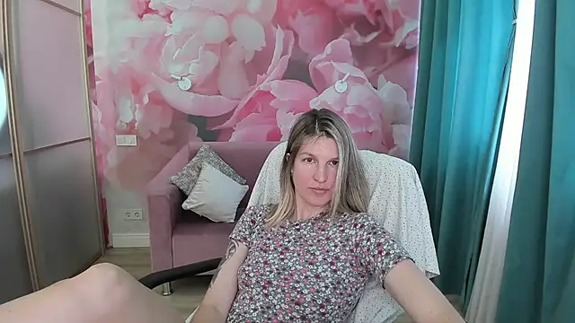 Snapshot of EmilyWalkeri chatting on July 3, 7:37 am EmilyWalkeri online show from July 3, 7:37 am