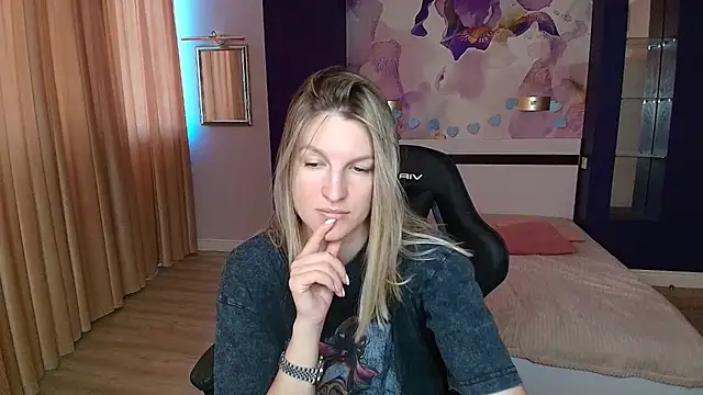 Snapshot of EmilyWalkeri chatting on July 12, 8:27 am EmilyWalkeri online show from July 12, 8:27 am