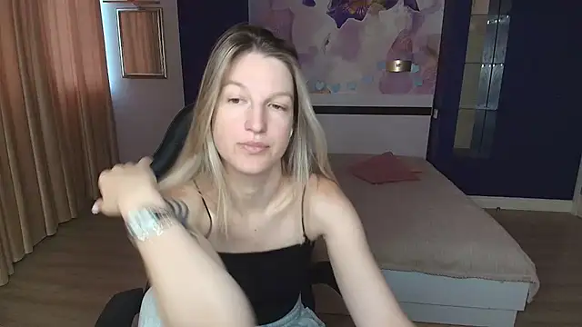 Snapshot of EmilyWalkeri chatting on July 21, 6:49 am EmilyWalkeri online show from July 21, 6:49 am