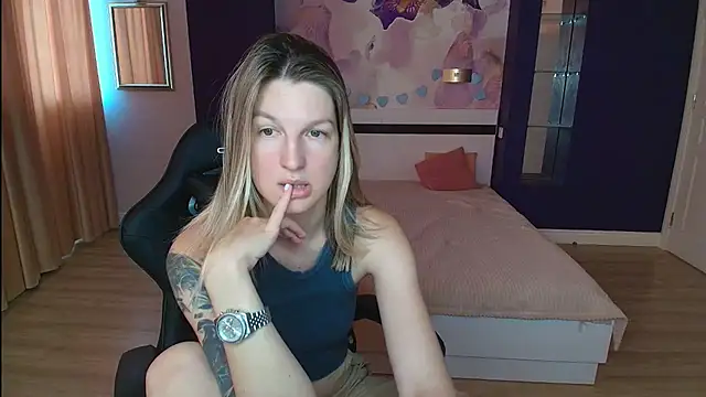 Snapshot of EmilyWalkeri chatting on July 22, 7:22 am EmilyWalkeri online show from July 22, 7:22 am