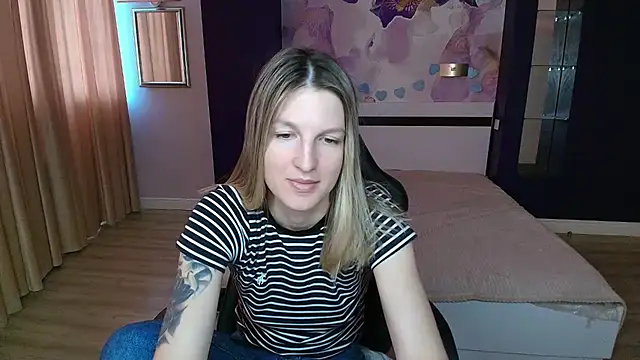 Snapshot of EmilyWalkeri chatting on July 27, 7:15 am EmilyWalkeri online show from July 27, 7:15 am