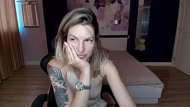 Snapshot of EmilyWalkeri chatting on August 3, 7:18 am EmilyWalkeri online show from August 3, 7:18 am