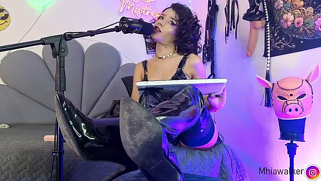 Snapshot of MhiaCorleone chatting on November 22, 8:46 am MhiaCorleone online show from November 22, 8:46 am