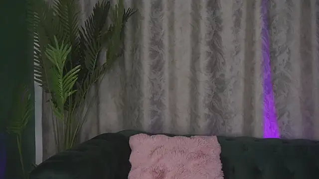 FoxieJullia online show from February 14, 11:10 am