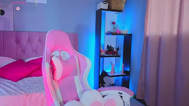 Snapshot of LoaLuxury chatting on October 24, 5:31 pm LoaLuxury online show from October 24, 5:31 pm