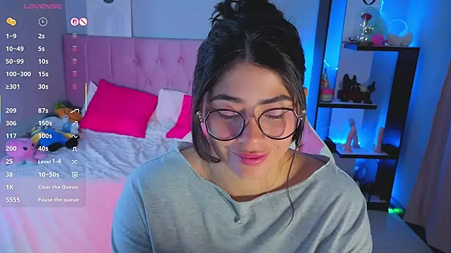 Snapshot of LoaLuxury chatting on November 9, 5:33 pm LoaLuxury online show from November 9, 5:33 pm