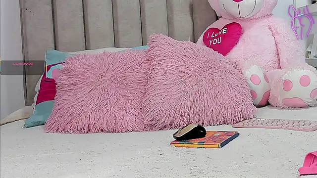 Snapshot of Queen_Antonella_Oficial chatting on October 24, 6:21 am Queen Antonella Oficial online show from October 24, 6:21 am