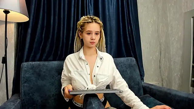 Snapshot of Valerie_Woods chatting on January 4, 11:22 am Valerie Woods online show from January 4, 11:22 am