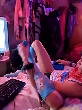 Snapshot of gurlnips chatting on February 3, 11:20 am gurlnips online show from February 3, 11:20 am