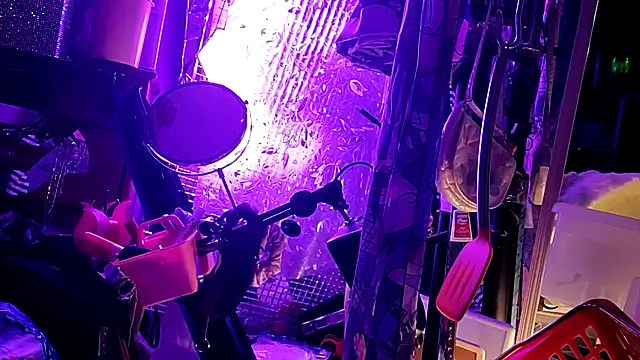 gurlnips online show from March 11, 12:05 am