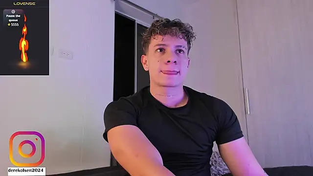 Snapshot of DerekOlsen chatting on October 14, 2:45 am DerekOlsen online show from October 14, 2:45 am