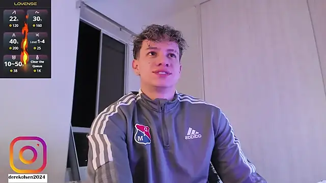 Snapshot of DerekOlsen chatting on October 23, 2:44 am DerekOlsen online show from October 23, 2:44 am