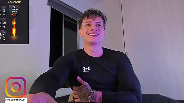 Snapshot of DerekOlsen chatting on November 8, 2:45 am DerekOlsen online show from November 8, 2:45 am