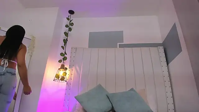 hannah gray online show from February 15, 11:30 am