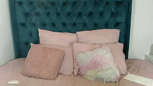 Snapshot of 1Blackertheberry1 chatting on December 13, 2:21 am 1Blackertheberry1 online show from December 13, 2:21 am