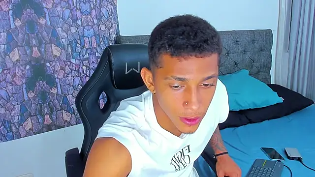 Snapshot of dominic_smith_ chatting on January 13, 6:49 am dominic smith online show from January 13, 6:49 am