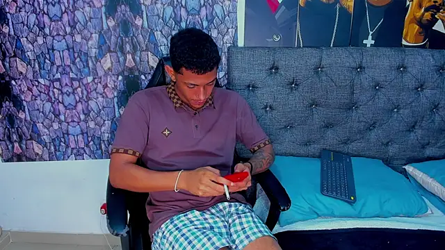 Snapshot of dominic_smith_ chatting on February 5, 1:26 am dominic smith online show from February 5, 1:26 am