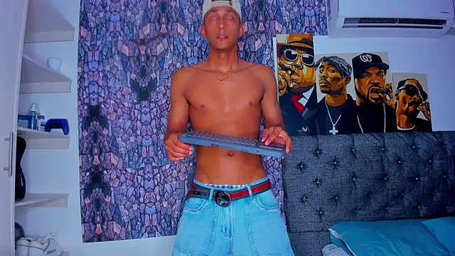 Snapshot of dominic_smith_ chatting on February 6, 1:05 am dominic smith online show from February 6, 1:05 am