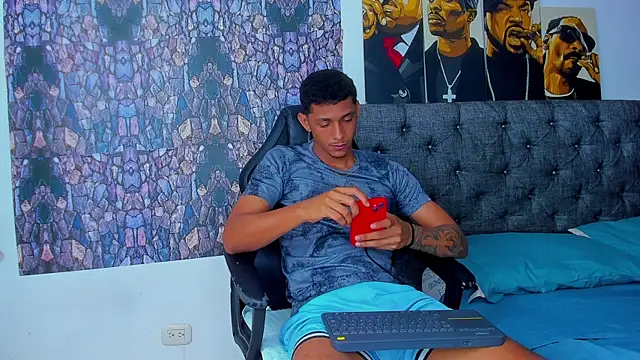 Snapshot of dominic_smith_ chatting on February 7, 1:58 am dominic smith online show from February 7, 1:58 am