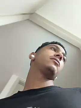 Snapshot of dominic_smith_ chatting on February 13, 1:19 am dominic smith online show from February 13, 1:19 am