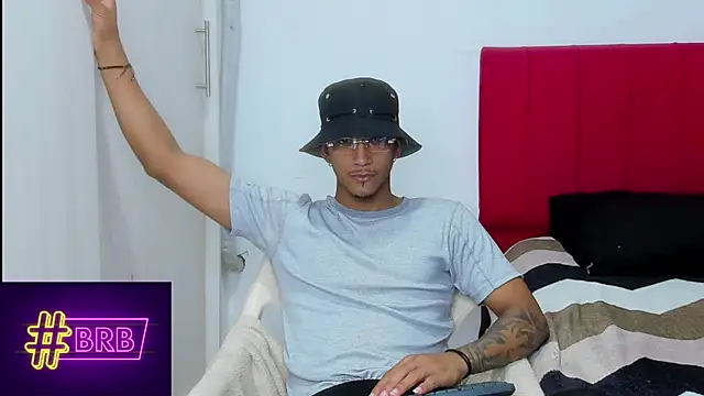 Snapshot of dominic_smith_ chatting on March 10, 3:56 am dominic smith online show from March 10, 3:56 am