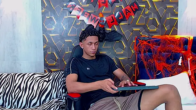 Snapshot of dominic_smith_ chatting on October 26, 6:25 pm dominic smith online show from October 26, 6:25 pm