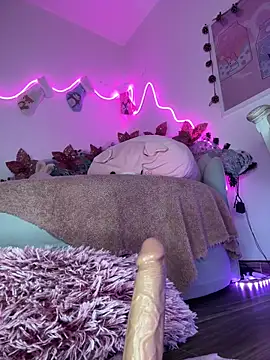 Snapshot of Tsuki-moon chatting on December 6, 3:30 am Tsuki-moon online show from December 6, 3:30 am