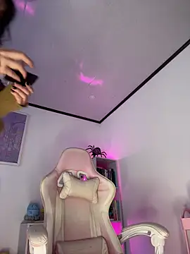 Snapshot of Tsuki-moon chatting on October 9, 11:19 am Tsuki-moon online show from October 9, 11:19 am