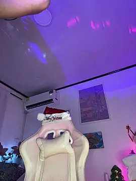 Snapshot of Tsuki-moon chatting on December 4, 11:41 am Tsuki-moon online show from December 4, 11:41 am