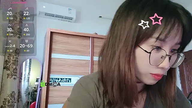 Snapshot of Lili_666 chatting on October 7, 8:33 am Lili 666 online show from October 7, 8:33 am