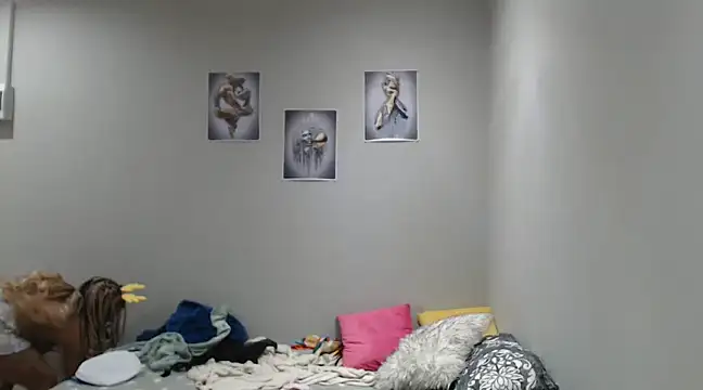 Snapshot of CREAMYCUPCAKExxx chatting on December 4, 6:50 pm CREAMYCUPCAKExxx online show from December 4, 6:50 pm