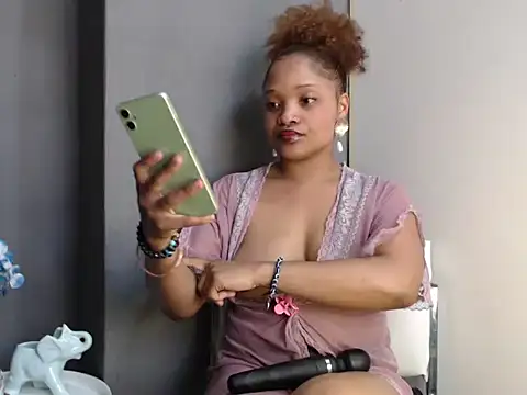 Snapshot of CREAMYCUPCAKExxx chatting on October 9, 10:13 am CREAMYCUPCAKExxx online show from October 9, 10:13 am